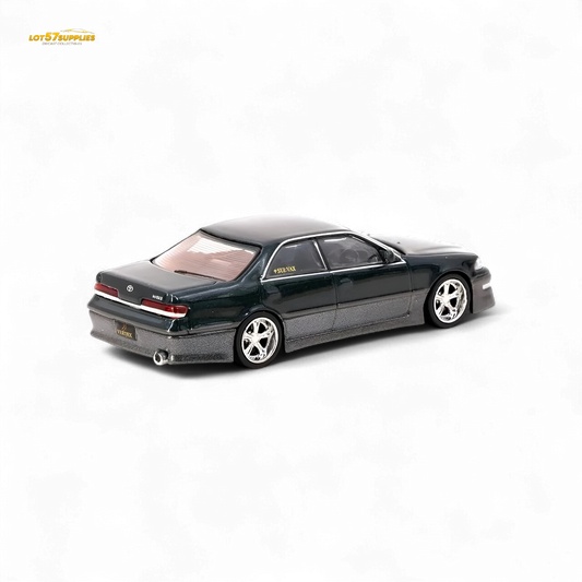 Tarmac Works Global64 VERTEX Toyota Mark II JZX100 Dark Green Metallic 1:64 T64G-024-GR