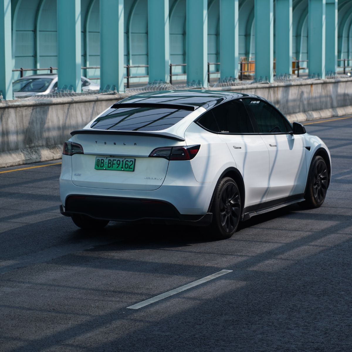TESERY Model Y / 3 Spoiler V-Style - Carbon Fiber Exterior Mods